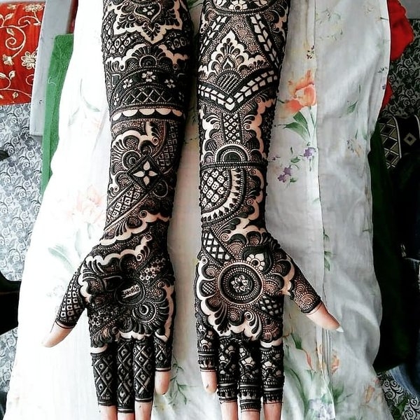 The captivating appeal of bold henna strokes